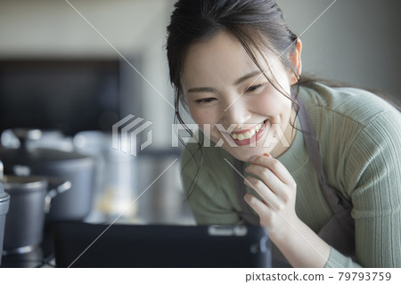 廚房裡的女人 79793759