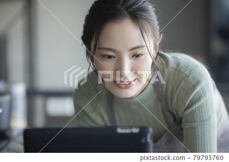 廚房裡的女人 79793760