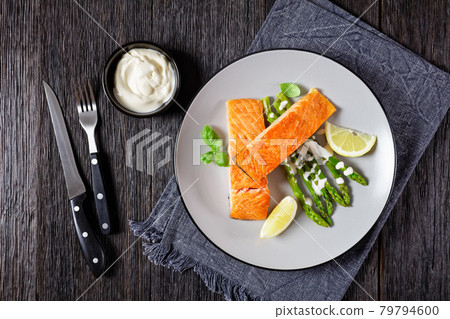 roasted salmon fillets with lemon and asparagus 79794600