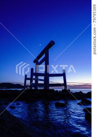 糸島市二見浦的夜景 糸島市二見浦的夜景 79795309