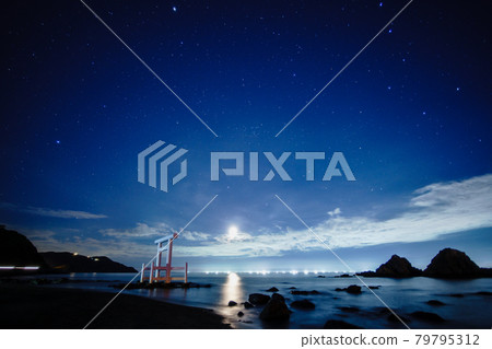 糸島市二見浦的夜景 糸島市二見浦的夜景 79795312
