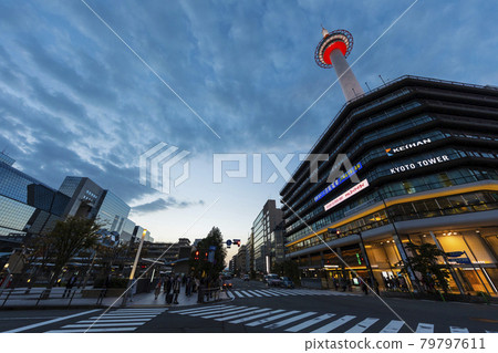 京都車站前的風景夜景 79797611