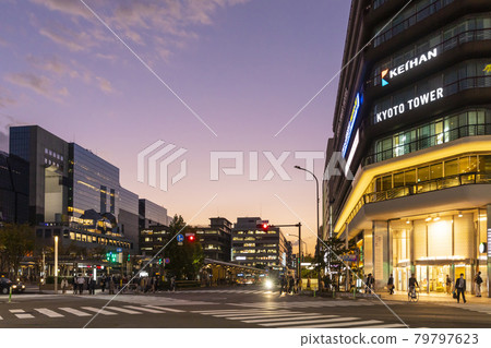 京都車站前的風景夜景 79797623