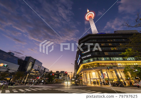 京都車站前的風景夜景 79797625