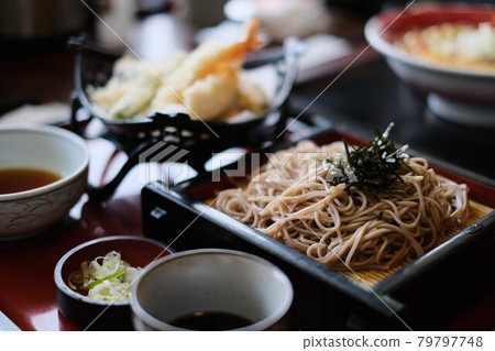 它是旅遊勝地的蕎麥麵學校。 它是旅遊勝地的蕎麥麵學校。 79797748
