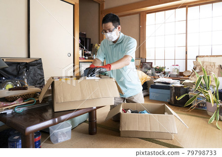 男工人整理一間凌亂的房間 79798733