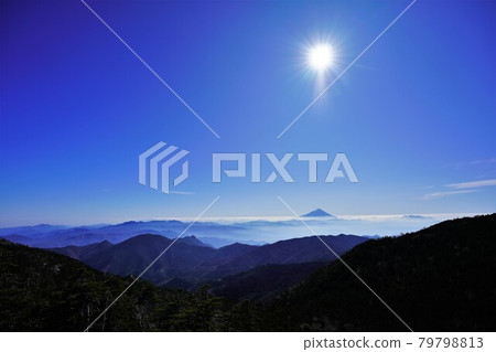 從國重嶽山頂眺望藍天、陽光和富士山 79798813