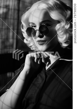 retro style woman 79798930