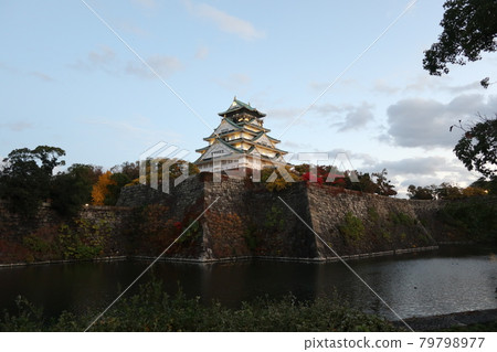 Autumn scenery, Osaka Castle and autumn leaves (Chateau of Osaka) Autumn scenery, Osaka Castle and autumn leaves (Chateau of Osaka) 79798977