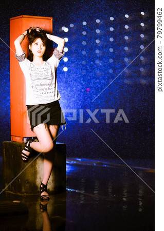一個在雨中夜間玩耍的華而不實的女孩 一個在雨中夜間玩耍的華而不實的女孩 79799462