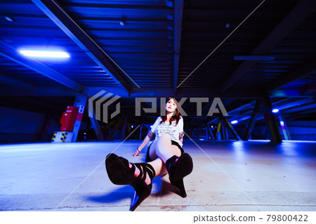 一個可愛的女孩半夜在停車場的地上聊天 一個可愛的女孩半夜在停車場的地上聊天 79800422