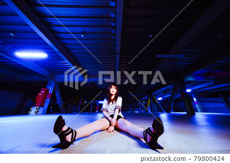一個可愛的女孩半夜在停車場的地上聊天 一個可愛的女孩半夜在停車場的地上聊天 79800424