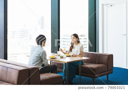 Couple eating lunch at a restaurant Couple eating lunch at a restaurant 79801021