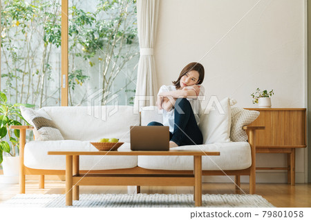 一個女人在她的客廳裡擔心 79801058