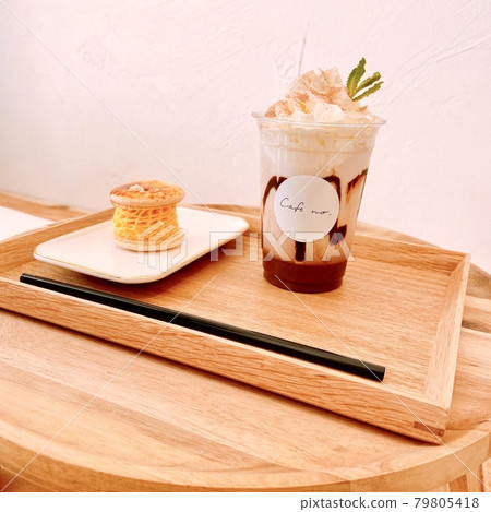 Fashionable cafe chocolate drinks and macaroons 79805418