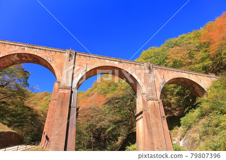 [Gunma Prefecture] Usui Pass Megane Bridge and autumn leaves under clear skies 79807396