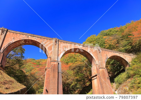 [群馬縣] 臼井山口梅根橋和晴空下的紅葉 79807397