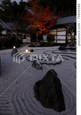 Karesansui Garden and illuminated autumn leaves at Enkoji Temple in Kyoto Karesansui Garden and illuminated autumn leaves at Enkoji Temple in Kyoto 79808398