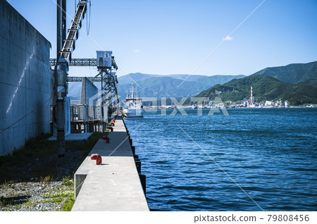 工作船停泊在新海堤旁 工作船停泊在新海堤旁 79808456