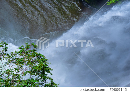 Dam water discharge cool image Kirizumi dam early summer scenery 79809143