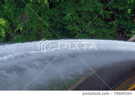 Dam water discharge cool image Kirizumi dam early summer scenery Dam water discharge cool image Kirizumi dam early summer scenery 79809164