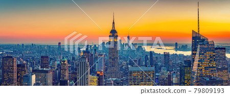 Aerial view of Manhattan at sunset 79809193