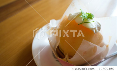 明亮的燈光和桃子蛋糕 明亮的燈光和桃子蛋糕 79809360