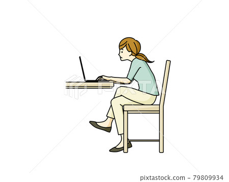 一個彎腰的女人，雙腿交叉使用筆記本電腦 79809934