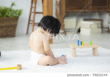 寶寶在玩玩具 79810144
