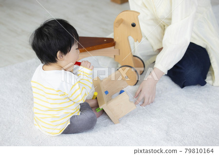 寶寶在玩玩具 寶寶在玩玩具 79810164