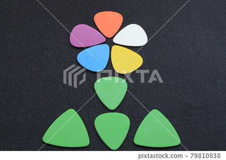 A design in which guitar picks are arranged in the shape of a flower 79810838