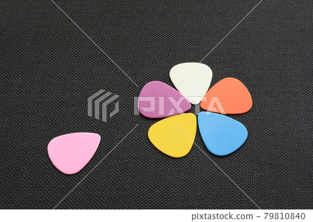 Design of guitar picks arranged in the shape of petals 79810840