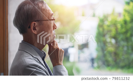 看窗口和認為的老人 79811232