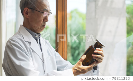 看一瓶藥物藥劑師的資深男性科學家 79811233
