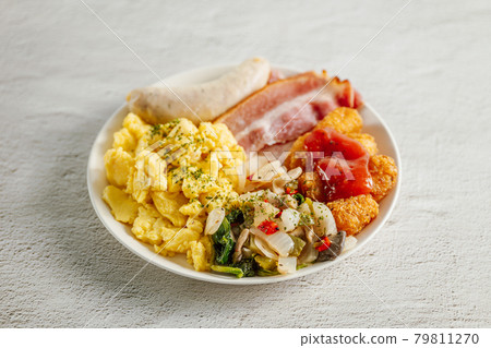 Brunch: Egg scramble, vegetables, hash browns, bacon, sausage 79811270