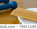 全麥麵食（乾麵）和啞鈴 79811289
