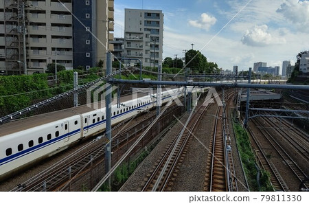 東海道新幹線。常規線路平行運行。下支。上坡合併。 N700系列曲線。 7月3日與北品川立交橋 79811330
