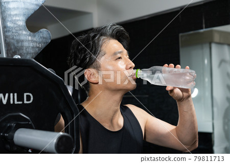 Middle-aged man hydrating in the gym 79811713