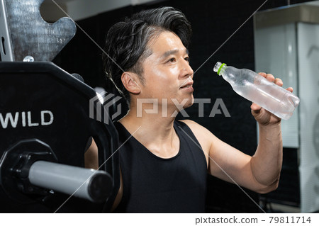 Middle-aged man hydrating in the gym 79811714