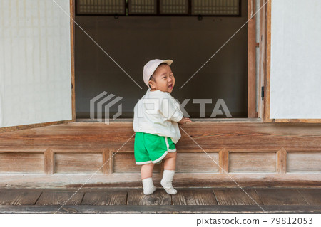 寶寶扶著昌德宮韓屋(攝影堂)的鑲木地板門檻站起來 寶寶扶著昌德宮韓屋(攝影堂)的鑲木地板門檻站起來 79812053