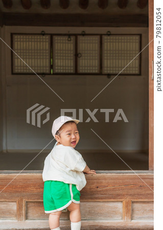 寶寶扶著昌德宮韓屋(攝影堂)的鑲木地板門檻站起來 寶寶扶著昌德宮韓屋(攝影堂)的鑲木地板門檻站起來 79812054