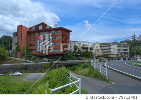 【搬遷】岡山縣佐久陽高中，建在岡山縣津山市的山丘上 79812481