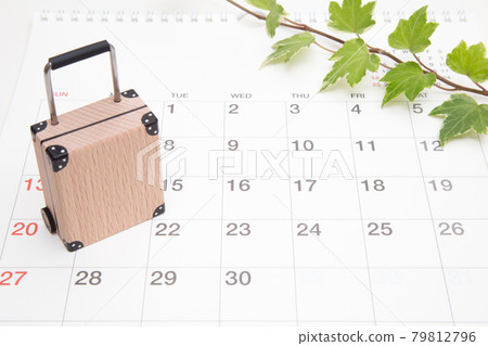 Suitcase and calendar without date notation 79812796