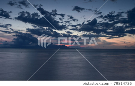 Sunset dyed on the Moshirai coast at dusk 79814726