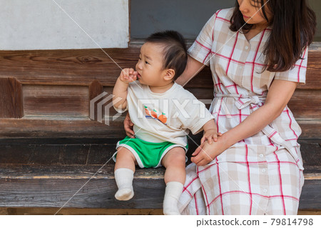 一個男孩和他的母親坐在韓屋的鑲木地板上度過了愉快的時光 一個男孩和他的母親坐在韓屋的鑲木地板上度過了愉快的時光 79814798
