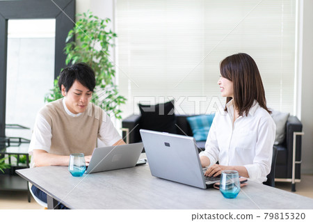 溫馨的辦公室 79815320