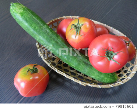 西紅柿和黃瓜在籃子裡的夏季蔬菜 79815601