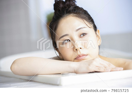 女性洗澡時間 79815725