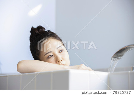 女性洗澡時間 79815727