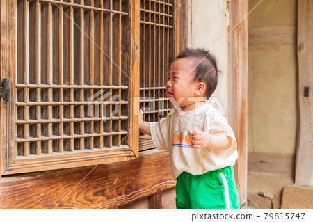 嬰兒打開韓屋門後突然大哭起來 79815747